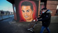 Ini penampakan mural Ronaldo yang miash terpampang di dekat Stadion Old Trafford, Inggris, Rabu (23/11/2022).