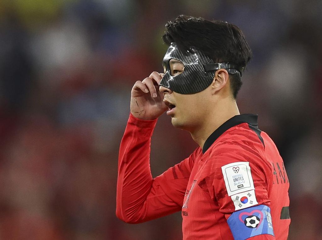 Kenapa Kapten Korsel Son Heung-min Pakai Topeng di Laga Versus Uruguay?