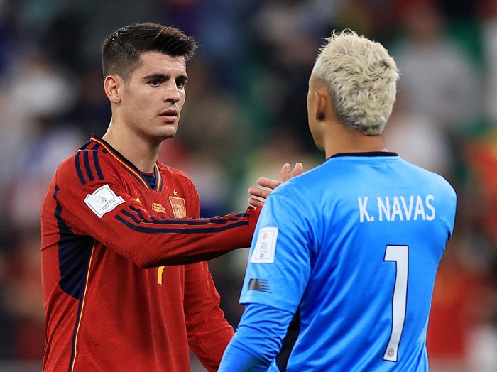 DOHA, QATAR - NOVEMBER 23: Alvaro Morata of Spain shakes hands with Keylor Navas of Costa Rica after the FIFA World Cup Qatar 2022 Group E match between Spain and Costa Rica at Al Thumama Stadium on November 23, 2022 in Doha, Qatar. (Photo by Buda Mendes/Getty Images)