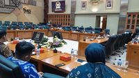 Jelang Hari Guru Nasional, Krisdayanti Audiensi dengan Murid-Guru di DPR