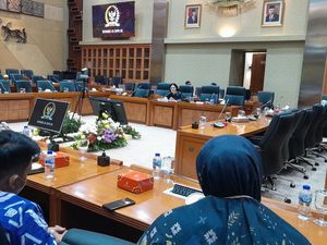 Jelang Hari Guru Nasional, Krisdayanti Audiensi dengan Murid-Guru di DPR