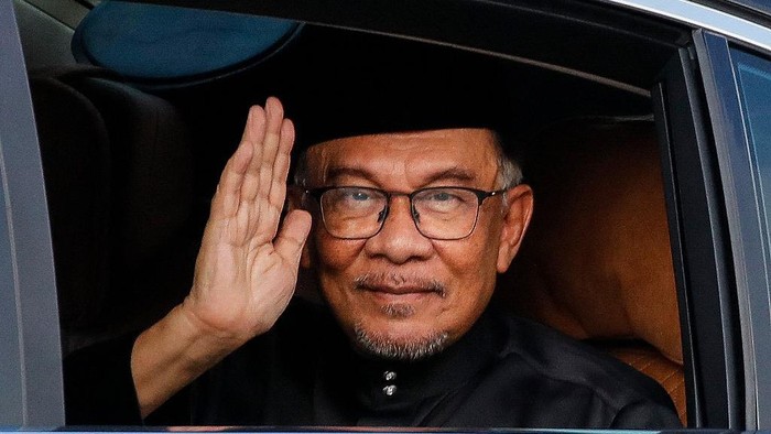 Anwar ibrahim Malaysias newly appointed prime minister anwar ibrahim waves from his car as he arrives to take part in the swearing-in ceremony at the national palace in kuala lumpur on november 24, 2022. (photo by fazry ismail / pool / afp)