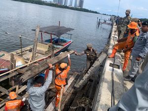 Bakamla Tertibkan Belasan Dermaga Liar di Tanggul Laut Raksasa Jakarta Bakamla Tertibkan Belasan Dermaga Liar di Tanggul Laut Raksasa Jakarta