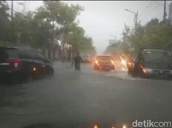 Diguyur Hujan 3 Jam, Jalanan-Pemukiman Warga Bojonegoro Banjir Setinggi 40 Cm