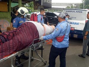 Proses Evakuasi Pria Obesitas untuk Berobat di Jaktim Proses Evakuasi Pria Obesitas untuk Berobat di Jaktim
