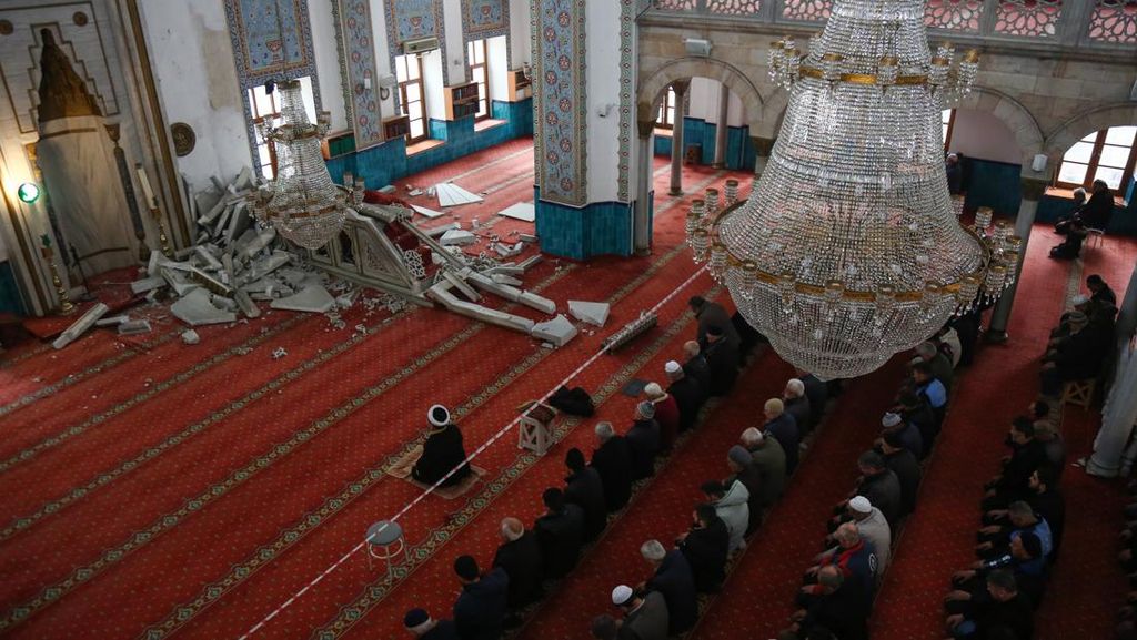 Digoyang Gempa, Masjid di Turki Runtuh