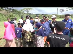 Warga Terisolasi di Cugenang Cianjur Berlarian Serbu Heli Bawa Logistik Warga Terisolasi di Cugenang Cianjur Berlarian Serbu Heli Bawa Logistik
