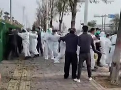 Dunia Hari Ini: Bentrok Pekerja Pabrik iPhone dan Polisi Terjadi di China