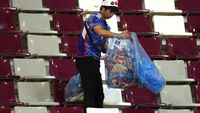 Aksi Bersih-bersih Suporter Jepang di Stadion Piala Dunia
