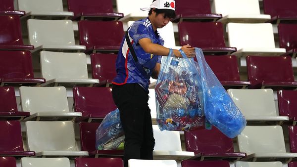 Aksi Bersih-bersih Suporter Jepang di Stadion Piala Dunia