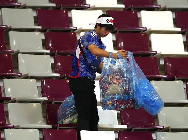 Aksi Bersih-bersih Suporter Jepang di Stadion Piala Dunia