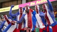 Pendukung Kosta Rika menyemangati timnas mereka dengan melukis bendera di tubuh mereka. (Juan Luis Diaz/Getty Images)  