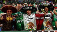 Sejumlah pendukung Meksiko mengenakan topi Sombrero di Stadion 974. (Chris Brunskill/Getty Images)  