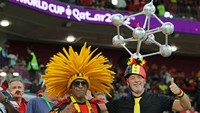 Selain itu suporter Belgia lain pun mengenakan topi berbentuk unik lainnya saat mendukung timnas kebanggaan mereka. (Heuler Andrey/Getty Images)  