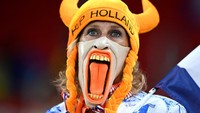 Fans Belanda membawa topi dan penutup wajah bak seekor banteng. (Claudio Villa/Getty Images)  