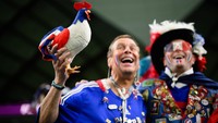 Fans Prancis membawa miniatur ayam ke stadion. (Markus Gilliar/Getty Images)  