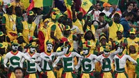 Suporter Senegal mencuri perhatian saat sejumlah orang melukis tubuhnya dengan tulisan Senegal di Stadion Al-Thumama. (Federico Gambarini/Getty Images)  