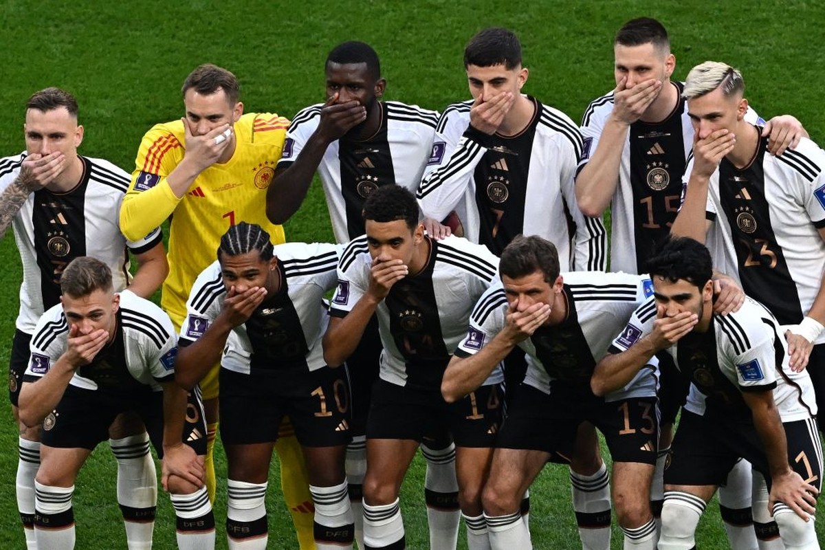 Jerman: Sebelum Main Tutup Mulut, Habis Main Tutup Mulut Beneran (Foto: AFP via Getty Images/ANNE-CHRISTINE POUJOULAT)