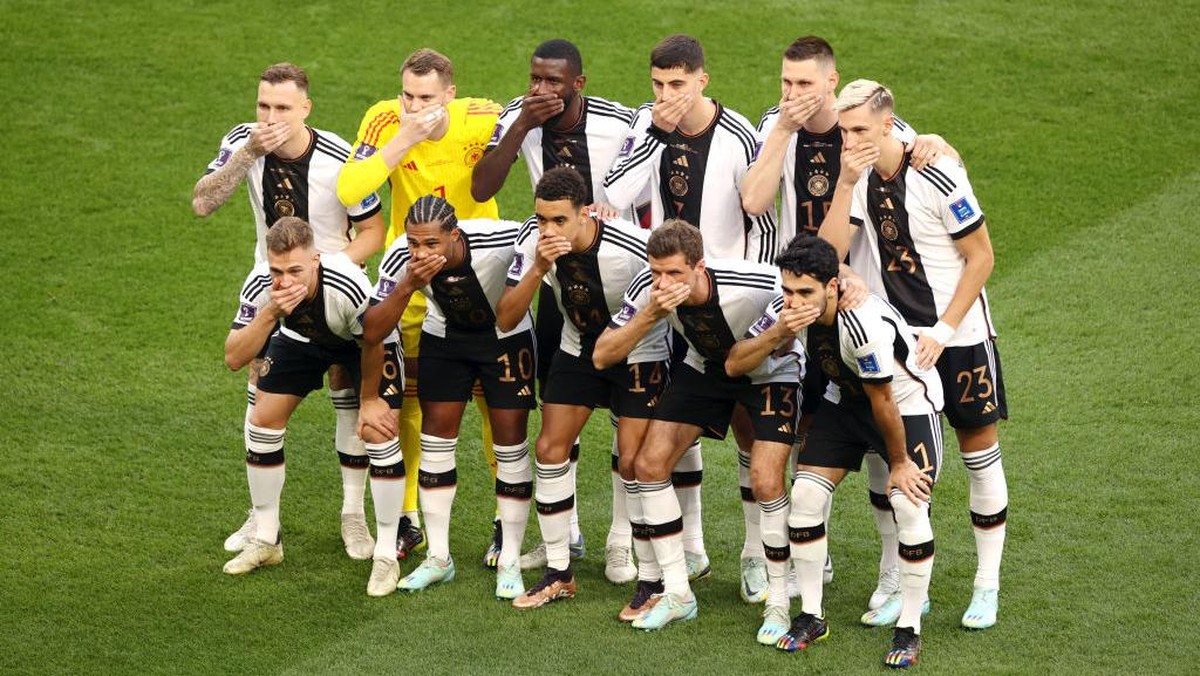 Skuad Jerman berpose tutup mulut di Piala Dunia 2022. (Foto: Robert Cianflone/Getty Images)
