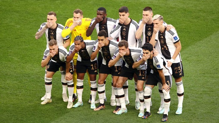 DOHA, QATAR - NOVEMBER 23: Germany players pose with their hands covering their mouths as they line up for the team photos prior to the FIFA World Cup Qatar 2022 Group E match between Germany and Japan at Khalifa International Stadium on November 23, 2022 in Doha, Qatar. (Photo by Robert Cianflone/Getty Images)