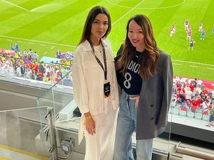 8 Foto Istri Cantik Pesepak Bola Brasil Dani Alves, Tampil Sopan di Qatar