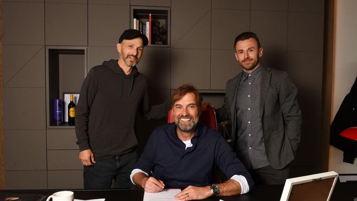 KIRKBY, ENGLAND - APRIL 28: (THE SUN OUT, THE SUN ON SUNDAY OUT) Jurgen Klopp manager of Liverpool signing a contract extension with Michael Gordon President of Fenway Sports Group and Julian Ward assistant sporting director  of Liverpool at AXA Training Centre on April 28, 2022 in Kirkby, England. (Photo by Andrew Powell/Liverpool FC via Getty Images)