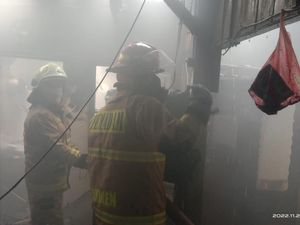 Kebakaran Dekat Rumah Wapres di Jakut gegara Nenek Bakar Sampah Kebakaran Dekat Rumah Wapres di Jakut gegara Nenek Bakar Sampah