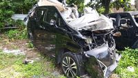 Potret Laka Alphard Vs Truk di Tol Boyolali, Kap Mobil Sampai Terangkat!