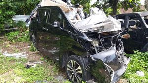Potret Laka Alphard Vs Truk di Tol Boyolali, Kap Mobil Sampai Terangkat!