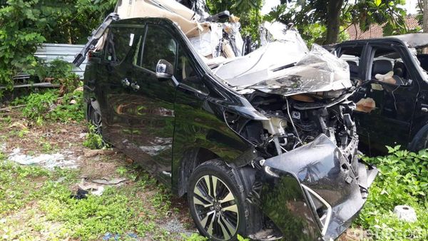 Potret Laka Alphard Vs Truk di Tol Boyolali, Kap Mobil Sampai Terangkat!