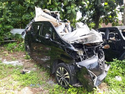 Potret Laka Alphard Vs Truk di Tol Boyolali, Kap Mobil Sampai Terangkat!