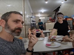 Keluarga Bule Ini Pertama Kali Cicip Babi Campur di Medan, Begini Reaksinya