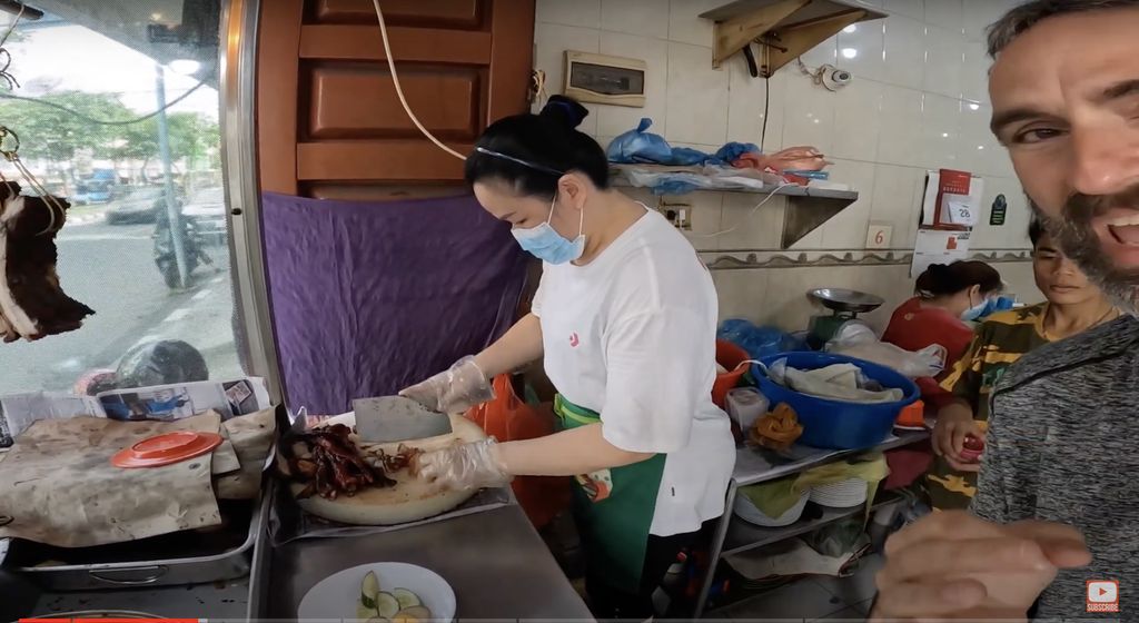 Keluarga Bule Ini Pertama Kali Cicip Babi Campur di Medan, Begini Reaksinya Keluarga Bule Ini Pertama Kali Cicip Babi Campur di Medan, Begini Reaksinya