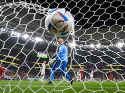 Keylor Navas menjaga gawang Kosta Rika pada partai pertama mereka di Piala Dunia 2022 kontra Spanyol. Pertandingan berlangsung di Al Thumama Stadium, Rabu (23/11/2022) malam WIB. (Foto: AFP via Getty Images/GLYN KIRK)