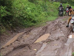 Kisah Guru SD di Lombok Tempuh Jalan Lumpur-Motor Sampai Dipikul