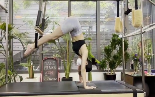 Komedian Ahn Young Mi juga memanfaatkan pilates untuk menjaga kesehatan tubuhnya/Foto: instagram.com/an_zzang Metode dan peralatan menjadi beberapa perbedaan antara yoga dan pilates.