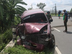 Sopir Hilang Kendali, Mobil Ditumpangi Satu Keluarga di Jombang Tabrak Truk