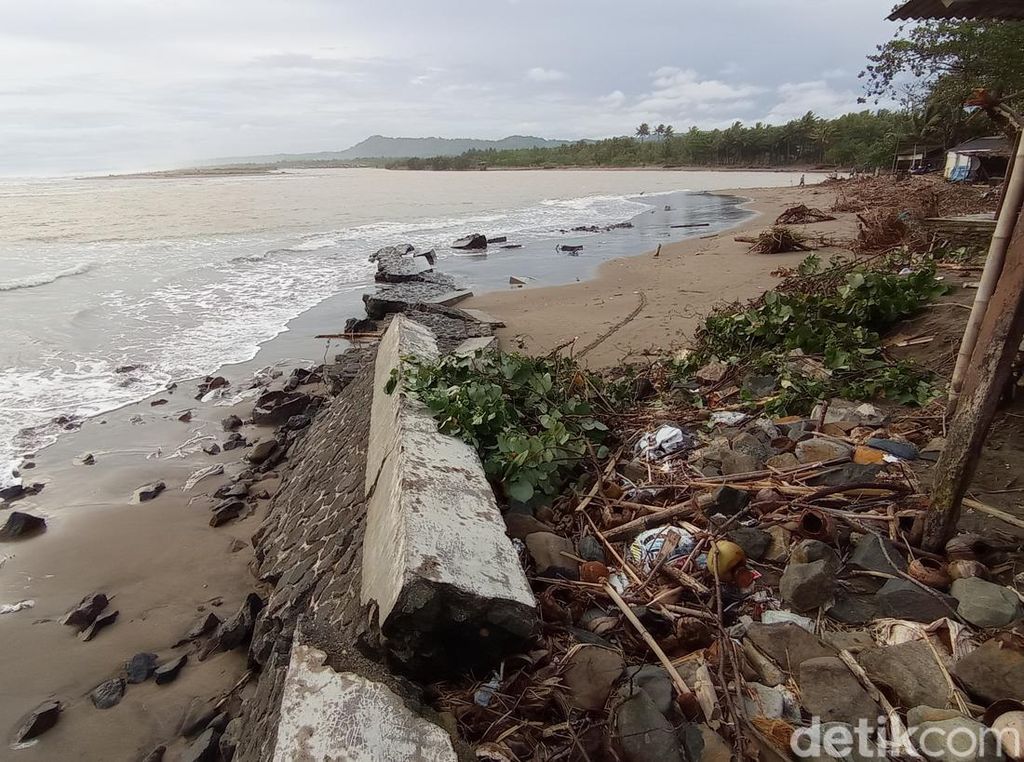 Pedagang Resah Kala Abrasi Menyerang Pantai Cipatujah