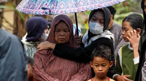 Korban Gempa Cianjur, Menangis di Reruntuhan, Menangis di Pemakaman