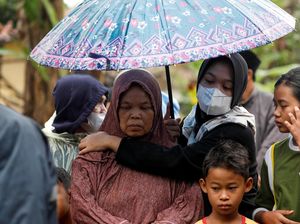 Korban Gempa Cianjur, Menangis di Reruntuhan, Menangis di Pemakaman