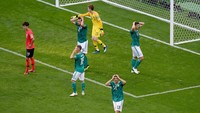 Jerman gagal mencetak gol di sisa waktu. Mereka pun harus tumbang dengan skor 0-2 dan harus meninggalkan Rusia lebih cepat.