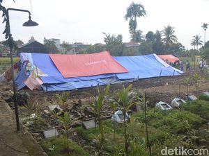 Cerita dari Lokasi Pengungsian di Pemakaman Cianjur