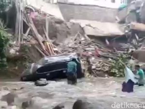Rumah di Pasuruan Ambrol ke Sungai, Mobil dan 2 Motor Turut Nyemplung Rumah di Pasuruan Ambrol ke Sungai, Mobil dan 2 Motor Turut Nyemplung