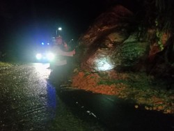 Batu Raksasa Halangi Jalur Selatan Garut