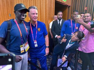 Piala Dunia 2022: Jumpa Pers Berujung Peluk Erat Van Gaal & Jurnalis Muda Piala Dunia 2022: Jumpa Pers Berujung Peluk Erat Van Gaal & Jurnalis Muda