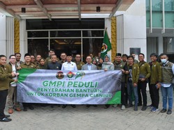 Mardiono Lepas Bantuan dan Relawan Sayap PPP ke Cianjur