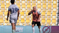 Wasit Szymon Marciniak beraksi selama pertandingan latihan.
