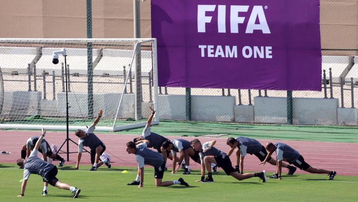 Mengintip Latihan Para Wasit Piala Dunia 2022 Qatar Soccer Football - FIFA World Cup Qatar 2022 - Referees training session - Qatar Sports Club, Doha, Qatar - November 18, 2022 Referees and match officials take part in a training session REUTERS/Marko Djurica