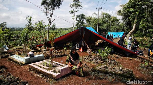 Miris, Korban Gempa Cianjur Ngungsi di Kuburan