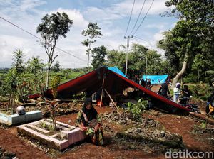 Miris, Korban Gempa Cianjur Ngungsi di Kuburan